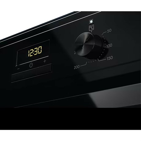 фото: Духовой шкаф Electrolux EOF3H50BK