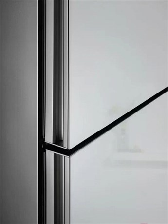фото: Холодильник Electrolux LNT7ME36G2