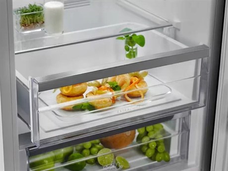фото: Холодильник Electrolux LNT7ME36G2