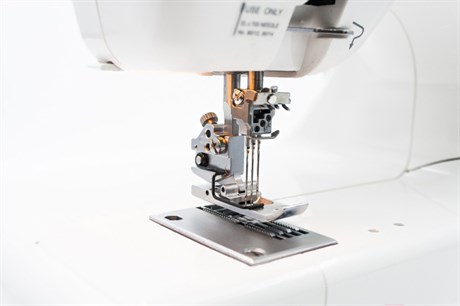 фото: Швейная машина Janome CoverPro 7