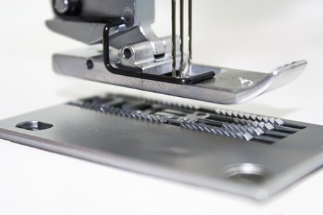 фото: Швейная машина Janome CoverPro 7