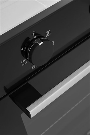 фото: Духовой шкаф Indesit IFE 3634 BL